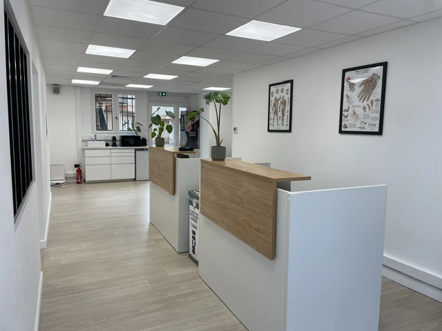 L'espace d'accueil de Toulouse Santé Orthopédie et ses comptoirs de prise en charge