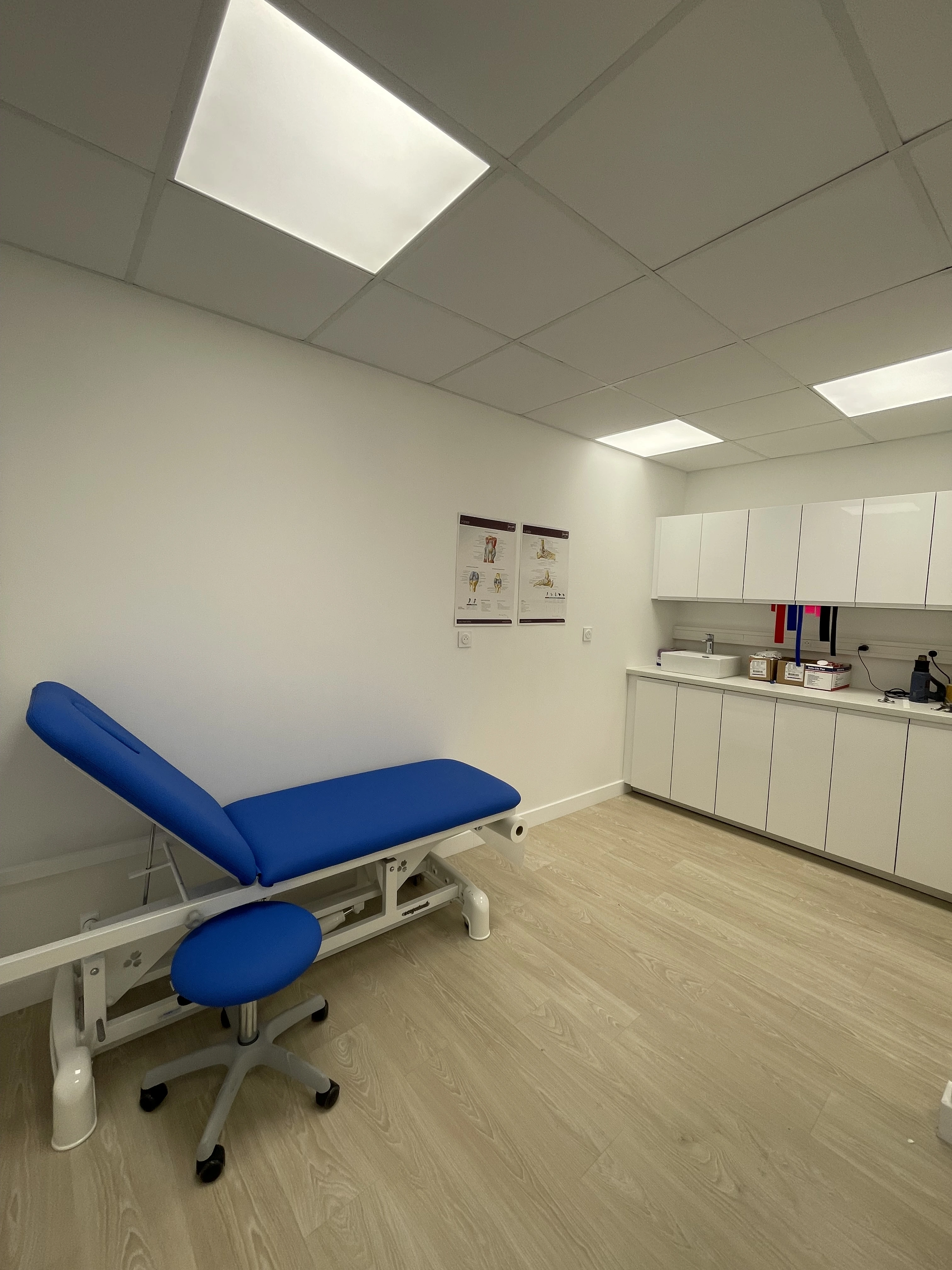 La cabine de soins de Toulouse Santé Orthopédie et sa table d'examen